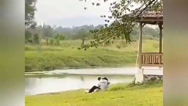 Viral Dua Remaja Berbuat Mesum di Pinggir Danau, Bikin Resah Warga Viral Dua Remaja Berbuat Mesum di Pinggir Danau, Bikin Resah Warga