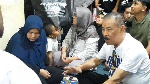 Dua Bobotoh Persib Asal Garut Tewas Usai Konvoi Juara, Manajer Umuh Muchtar Datangi Rumah Duka Dua Bobotoh Persib Asal Garut Tewas Usai Konvoi Juara, Manajer Umuh Muchtar Datangi Rumah Duka