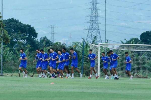 Tanpa Bojan Hodak, Persib Bandung Tetap Genjot Latihan untuk Hadapi Borneo FC Tanpa Bojan Hodak, Persib Bandung Tetap Genjot Latihan untuk Hadapi Borneo FC