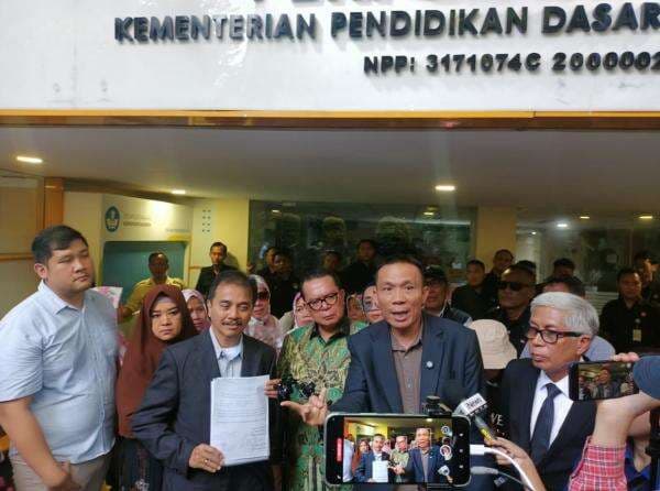 Panas! Roy Suryo Cs Sempat Dilarang Masuk ke Kemendikdasmen Panas! Roy Suryo Cs Sempat Dilarang Masuk ke Kemendikdasmen