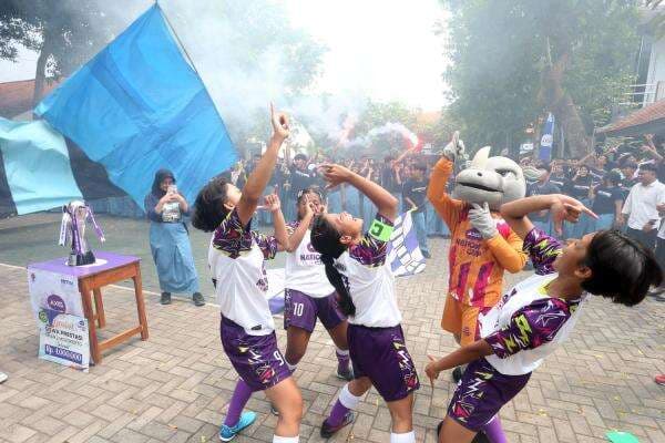 SMAN 2 Mojokerto Berpesta! Rayakan Kemenangan Tim Futsal Putri Juara AXIS Nation Cup 2024 SMAN 2 Mojokerto Berpesta! Rayakan Kemenangan Tim Futsal Putri Juara AXIS Nation Cup 2024