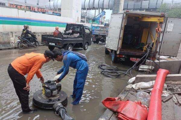 Jalan RE Martadinata Jakut Tergenang Imbas Banjir Rob Siang Ini Jalan RE Martadinata Jakut Tergenang Imbas Banjir Rob Siang Ini