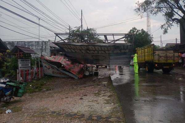 Hujan Deras dan Angin Kencang Terjang Semarang, Puluhan Rumah Rusak Berat Hujan Deras dan Angin Kencang Terjang Semarang, Puluhan Rumah Rusak Berat