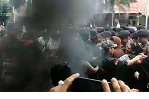 Demo Warga di Polda Sulsel Ricuh, Massa Bakar Ban dan Saling Dorong dengan Polisi Demo Warga di Polda Sulsel Ricuh, Massa Bakar Ban dan Saling Dorong dengan Polisi