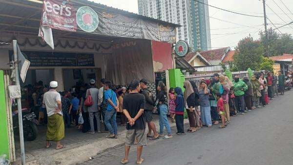 Jumat Berkah Warung Mimi, Ratusan Porsi Makanan Gratis Ludes Jumat Berkah Warung Mimi, Ratusan Porsi Makanan Gratis Ludes