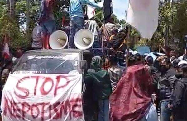 Bupati Bangkalan Didemo Ribuan Warga, Dinilai Nepotisme dan Tidak Transparan Bupati Bangkalan Didemo Ribuan Warga, Dinilai Nepotisme dan Tidak Transparan