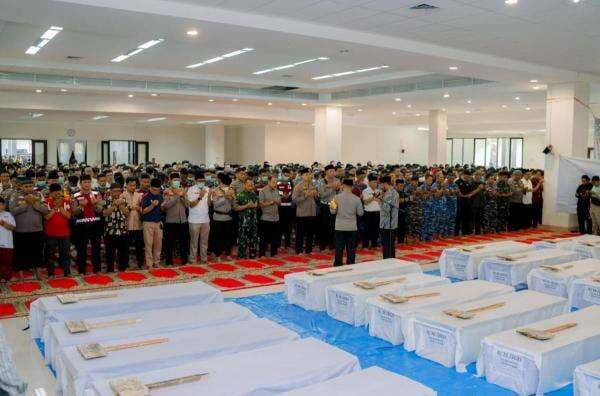 Momen Haru Kapolda Sumbar Pimpin Shalat Jenazah Korban Banjir di Masjid Raya Momen Haru Kapolda Sumbar Pimpin Shalat Jenazah Korban Banjir di Masjid Raya
