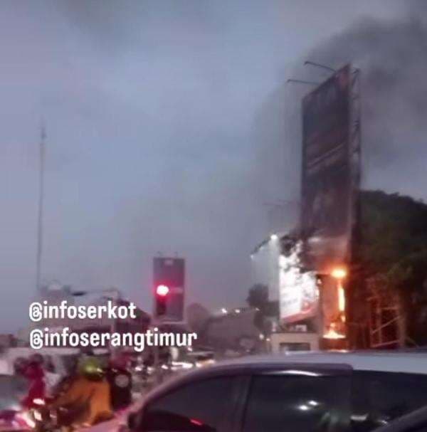 Billboard Iklan di Kebon Jahe Kota Serang Terbakar: Warga Heboh, Diduga Iklan Rokok Billboard Iklan di Kebon Jahe Kota Serang Terbakar: Warga Heboh, Diduga Iklan Rokok