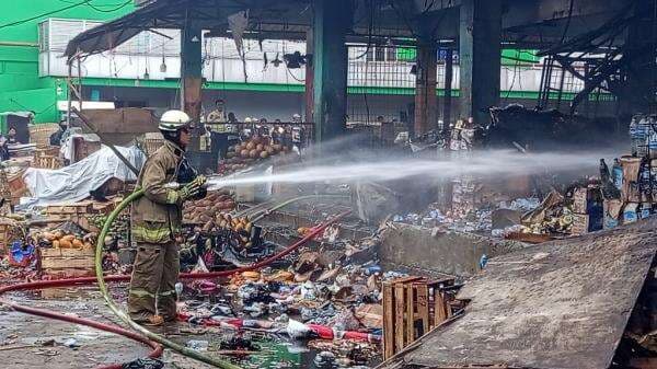 Pasar Induk Kramat Jati Terbakar, Lapak Pedagang Buah Hangus Pasar Induk Kramat Jati Terbakar, Lapak Pedagang Buah Hangus