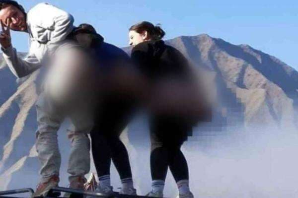3 Bule Belanda Pamer Bokong di Gunung Bromo Terancam Sanksi Pidana 3 Bule Belanda Pamer Bokong di Gunung Bromo Terancam Sanksi Pidana