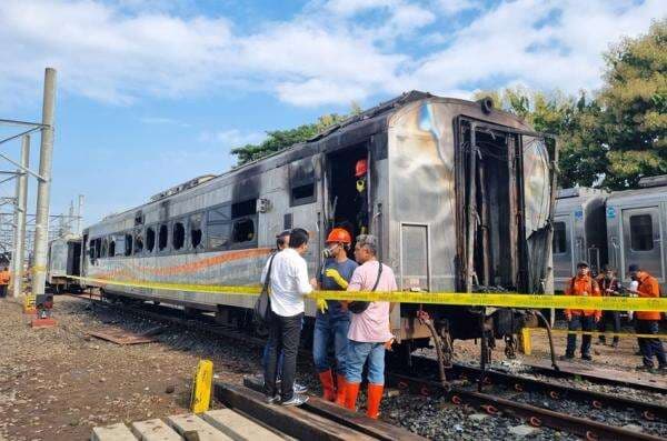 3 Gerbong Kereta di Stasiun Tugu Yogyakarta Terbakar, KAI Pastikan Tak Ada Korban 3 Gerbong Kereta di Stasiun Tugu Yogyakarta Terbakar, KAI Pastikan Tak Ada Korban