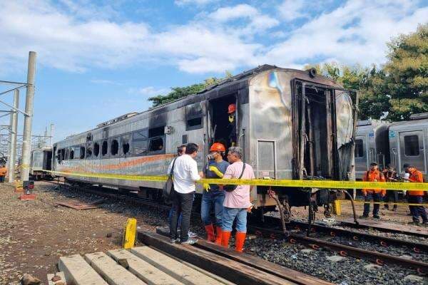 3 Gerbong Kereta di Stasiun Tugu Yogyakarta Terbakar, KAI Usut Penyebabnya 3 Gerbong Kereta di Stasiun Tugu Yogyakarta Terbakar, KAI Usut Penyebabnya
