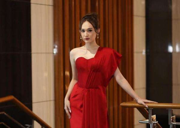 3 Potret Laura Moane Pakai Dress Merah, Anggun Abis! 3 Potret Laura Moane Pakai Dress Merah, Anggun Abis!