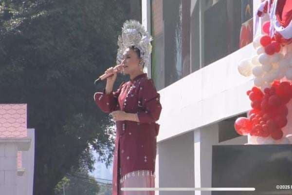 3 Potret Rossa Nyanyi di Upacara HUT ke-80 RI di Istana, Anggun dengan Baju Minang dan Suntiang 3 Potret Rossa Nyanyi di Upacara HUT ke-80 RI di Istana, Anggun dengan Baju Minang dan Suntiang
