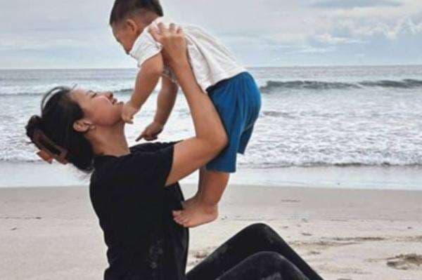 3 Potret Wajah Naka, Anak Indah Permatasari dan Arie Kriting yang Sempat Dirahasiakan dari Publik 3 Potret Wajah Naka, Anak Indah Permatasari dan Arie Kriting yang Sempat Dirahasiakan dari Publik