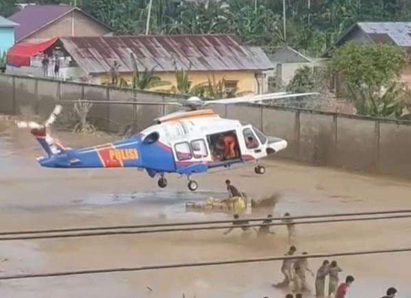 Momen Heli Manuver Terbang Rendah saat Drop Bantuan ke Warga Aceh Tamiang Momen Heli Manuver Terbang Rendah saat Drop Bantuan ke Warga Aceh Tamiang