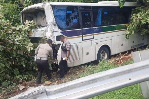 Kronologi Kecelakaan Beruntun 3 Kendaraan di Tol Cipali, 5 Orang Tewas 7 Luka-Luka Kronologi Kecelakaan Beruntun 3 Kendaraan di Tol Cipali, 5 Orang Tewas 7 Luka-Luka