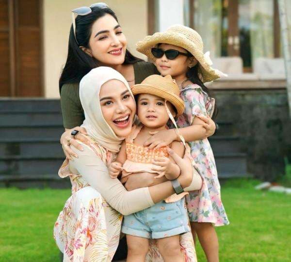 Kedekatan Ashanty dan Aurel, Potret Ideal Ibu dan Anak Sambung Kedekatan Ashanty dan Aurel, Potret Ideal Ibu dan Anak Sambung