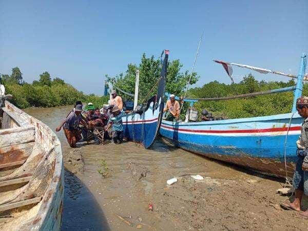 Kisah Heroik Nelayan Madura: Selamat Setelah 12 Jam Terapung Berpegangan Tabung Gas Elpiji Kisah Heroik Nelayan Madura: Selamat Setelah 12 Jam Terapung Berpegangan Tabung Gas Elpiji