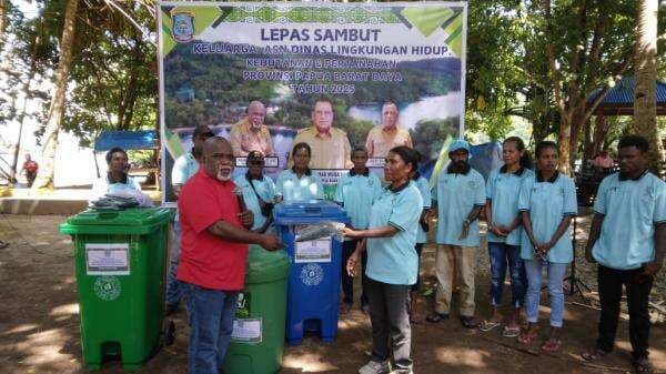Dinas LHKP Papua Barat Daya Rayakan Tahun Baru di Kampung Batu Lubang dengan Aksi Peduli Lingkungan Dinas LHKP Papua Barat Daya Rayakan Tahun Baru di Kampung Batu Lubang dengan Aksi Peduli Lingkungan