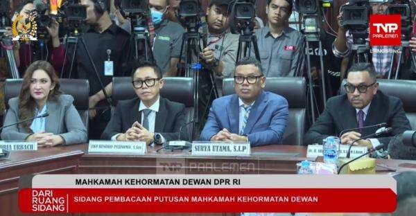 Pakai Jas, Ahmad Sahroni Cs Ikuti Sidang Putusan Etik di MKD Pakai Jas, Ahmad Sahroni Cs Ikuti Sidang Putusan Etik di MKD