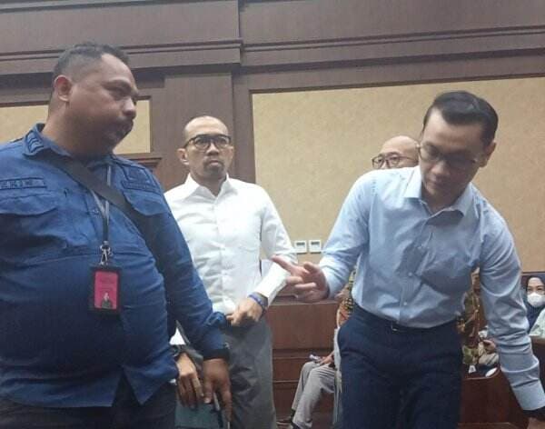 Sidang Perdana Korupsi Pertamina, Riva Siahaan Masih Kantongi Status Karyawan BUMN Sidang Perdana Korupsi Pertamina, Riva Siahaan Masih Kantongi Status Karyawan BUMN