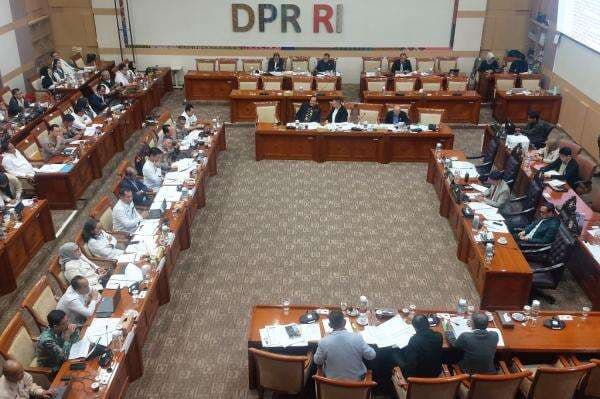 Tok! Komisi III DPR Sepakat RUU Polri Dibawa ke Paripurna, Segera Disahkan Jadi UU Tok! Komisi III DPR Sepakat RUU Polri Dibawa ke Paripurna, Segera Disahkan Jadi UU