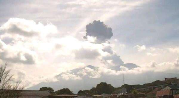 Gunung Marapi Erupsi Semburkan Abu Setinggi 1.600 Meter Gunung Marapi Erupsi Semburkan Abu Setinggi 1.600 Meter