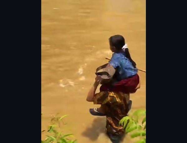 Momen Menegangkan Guru dan Siswa Bertaruh Nyawa Seberangi Sungai demi Sekolah di Halmahera Momen Menegangkan Guru dan Siswa Bertaruh Nyawa Seberangi Sungai demi Sekolah di Halmahera