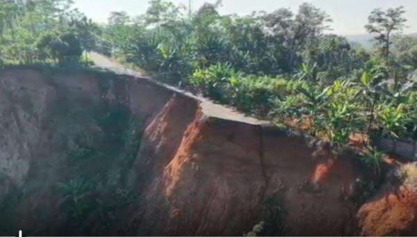 Jalur Semarang–Demak Amblas Tergerus Longsor, Aktivitas Warga Terganggu Jalur Semarang–Demak Amblas Tergerus Longsor, Aktivitas Warga Terganggu