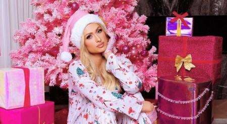 Nyaris Tanpa Busana, Paris Hilton Jadi Sorotan Publik Berpose di Pohon Natal Nyaris Tanpa Busana, Paris Hilton Jadi Sorotan Publik Berpose di Pohon Natal