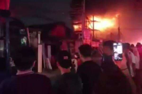 Kebakaran Bengkel di Ciledug Jaksel, Transjakarta Koridor 13 Terganggu! Kebakaran Bengkel di Ciledug Jaksel, Transjakarta Koridor 13 Terganggu!