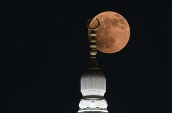 Menakjubkan! Penampakan Blood Moon di Langit Kota Makkah Menakjubkan! Penampakan Blood Moon di Langit Kota Makkah