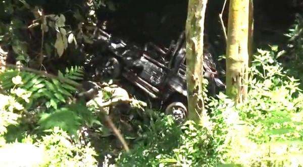Sopir Ngantuk, Mobil Pikap Terjun Masuk Jurang Sedalam 100 Meter Sopir Ngantuk, Mobil Pikap Terjun Masuk Jurang Sedalam 100 Meter