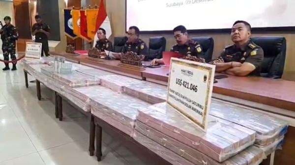 Kejati Jatim Pamerkan Tumpukan Uang Sitaan Korupsi Pelabuhan Probolinggo Kejati Jatim Pamerkan Tumpukan Uang Sitaan Korupsi Pelabuhan Probolinggo