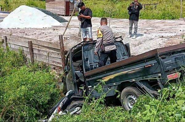Kecelakaan Pikap Vs Motor Hingga Masuk Parit, 2 Orang Terluka Dilarikan ke Rumah Sakit Kecelakaan Pikap Vs Motor Hingga Masuk Parit, 2 Orang Terluka Dilarikan ke Rumah Sakit