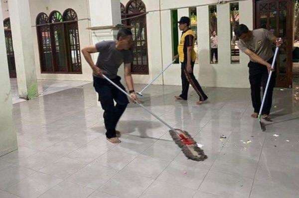 Usai Ledakan, Polres Jakut Bantu Bersihkan Masjid SMAN 72 Jakarta Usai Ledakan, Polres Jakut Bantu Bersihkan Masjid SMAN 72 Jakarta