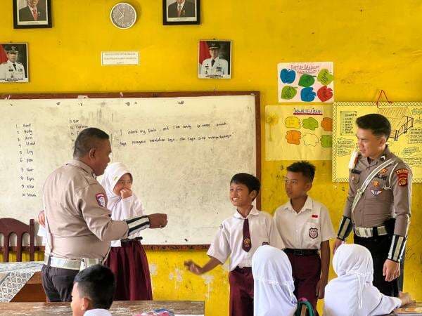 Polres Way Kanan Edukasi Pelajar Sekolah Dasar Sejak Dini di UPT SDN 2 Negeri Baru Polres Way Kanan Edukasi Pelajar Sekolah Dasar Sejak Dini di UPT SDN 2 Negeri Baru