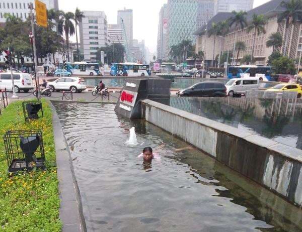 Viral Seorang Wanita Renang Dadakan di Kolam Patung Kuda Bikin Geger Viral Seorang Wanita Renang Dadakan di Kolam Patung Kuda Bikin Geger
