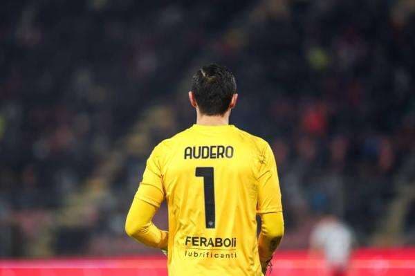 Kiper Timnas Indonesia Emil Audero Jadi Korban Pelemparan Petasan, Kapten Inter Milan Lautaro Martinez Minta Maaf Kiper Timnas Indonesia Emil Audero Jadi Korban Pelemparan Petasan, Kapten Inter Milan Lautaro Martinez Minta Maaf