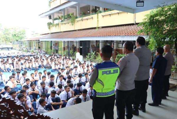 Rawan Tawuran, Polisi Ingatkan Pelajar di Tanjung Priok soal Kenakalan Remaja hingga Pornografi Rawan Tawuran, Polisi Ingatkan Pelajar di Tanjung Priok soal Kenakalan Remaja hingga Pornografi