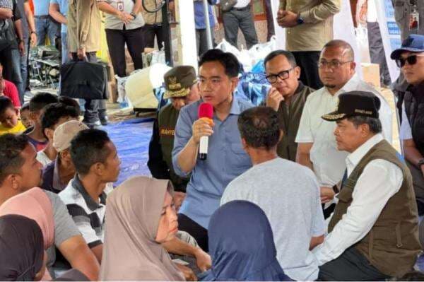 Wapres Gibran Temui Warga Agam, Pesan ke Bupati agar Pengungsi Makan 3 Kali Sehari Wapres Gibran Temui Warga Agam, Pesan ke Bupati agar Pengungsi Makan 3 Kali Sehari
