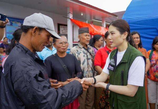 Ringankan Beban Warga di Titik Terparah Banjir Taput, Angela Tanoesoedibjo Disambut Hangat Korban Banjir Ringankan Beban Warga di Titik Terparah Banjir Taput, Angela Tanoesoedibjo Disambut Hangat Korban Banjir