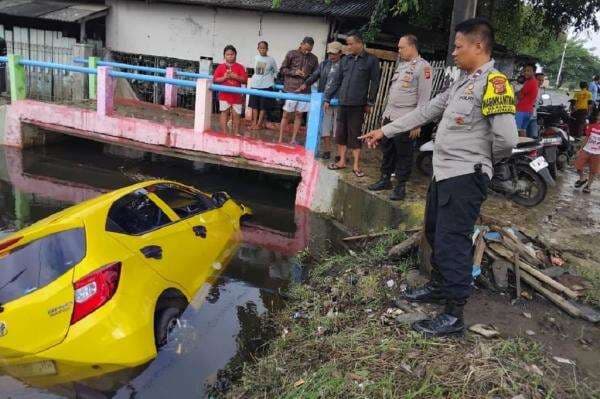 Oknum Polisi di Karawang Diduga Tabrak Lari, Panik Dikejar Warga Mobilnya Masuk Kali Oknum Polisi di Karawang Diduga Tabrak Lari, Panik Dikejar Warga Mobilnya Masuk Kali