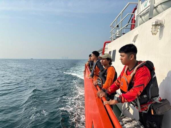 Kapal Nelayan Tenggelam di Kepulauan Seribu, 1 Orang Tewas dan 7 Selamat Kapal Nelayan Tenggelam di Kepulauan Seribu, 1 Orang Tewas dan 7 Selamat