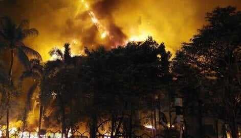 Tiga Tewas dalam Kebakaran Gedung DPRD Makassar saat Aksi Demonstrasi Tiga Tewas dalam Kebakaran Gedung DPRD Makassar saat Aksi Demonstrasi