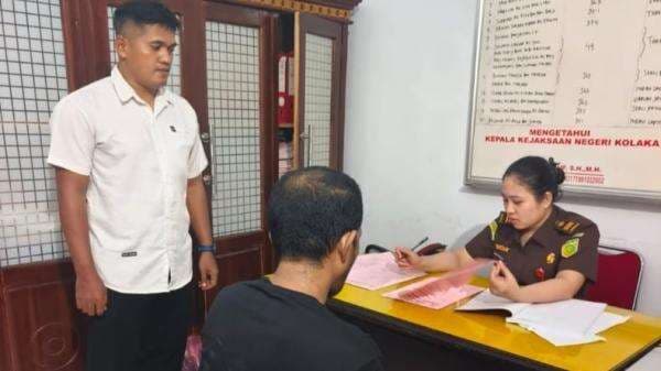 Polisi Limpahkan Tersangka Curat di PT Antam Pomalaa Kolaka ke Kejaksaan Polisi Limpahkan Tersangka Curat di PT Antam Pomalaa Kolaka ke Kejaksaan