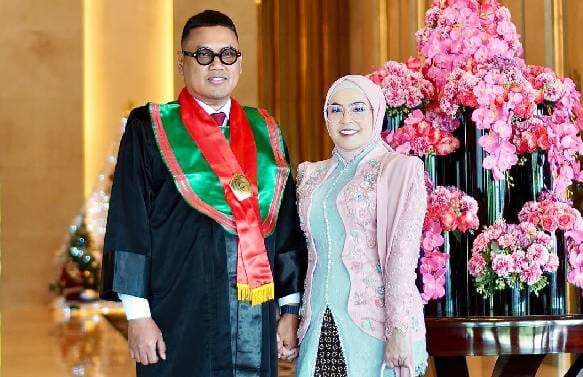 Uya Kuya Wisuda S2 Magister Hukum, Astrid: Selamat Suamiku Uya Kuya Wisuda S2 Magister Hukum, Astrid: Selamat Suamiku