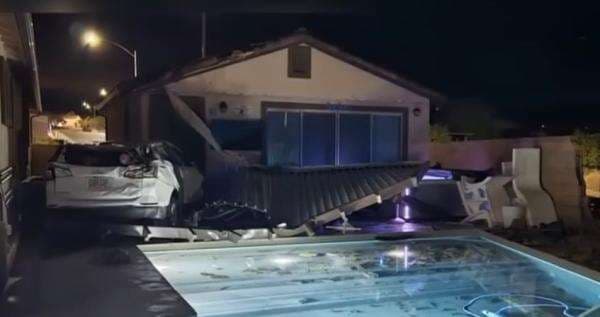 Viral Pengemudi Perempuan Kehilangan Kendali Tercebur ke Kolam Renang, Pemilik Rumah Nyaris Tertimpa Mobil Viral Pengemudi Perempuan Kehilangan Kendali Tercebur ke Kolam Renang, Pemilik Rumah Nyaris Tertimpa Mobil