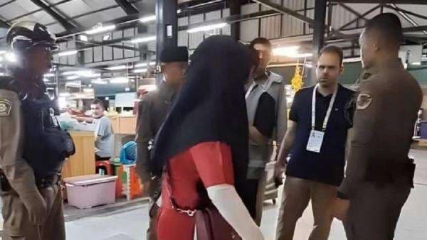 Diadang Polisi Bersenjata, Manajer Kickboxing Indonesia Rosi Nurasjati Diusir dari Thailand Diadang Polisi Bersenjata, Manajer Kickboxing Indonesia Rosi Nurasjati Diusir dari Thailand